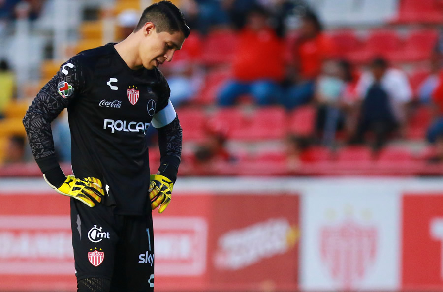 Hugo González lamenta la derrota del Necaxa ante Morelia. (Foto: Imago7)