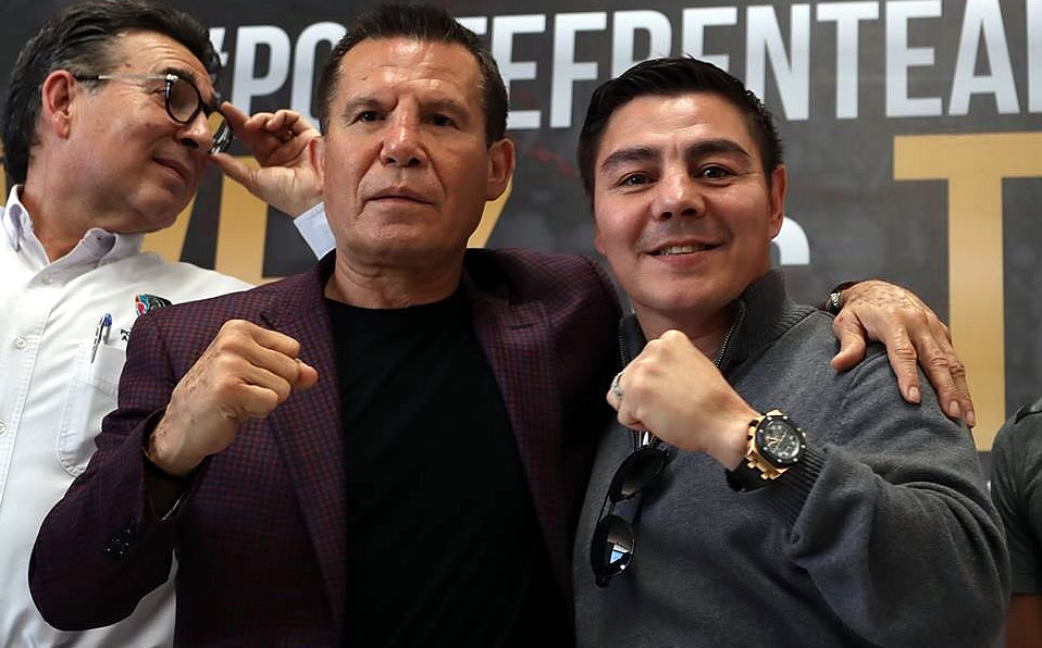 El Travieso Arce propuso el Estadio Azteca, mientras JC Chávez apostó por el Zócalo de la CDMX. (@ZanferBox)