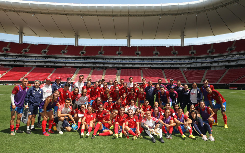 Chivas tuvo juego mixto, hombres y mujeres jugaron juntos en el Akron (FOTO: Chivas)