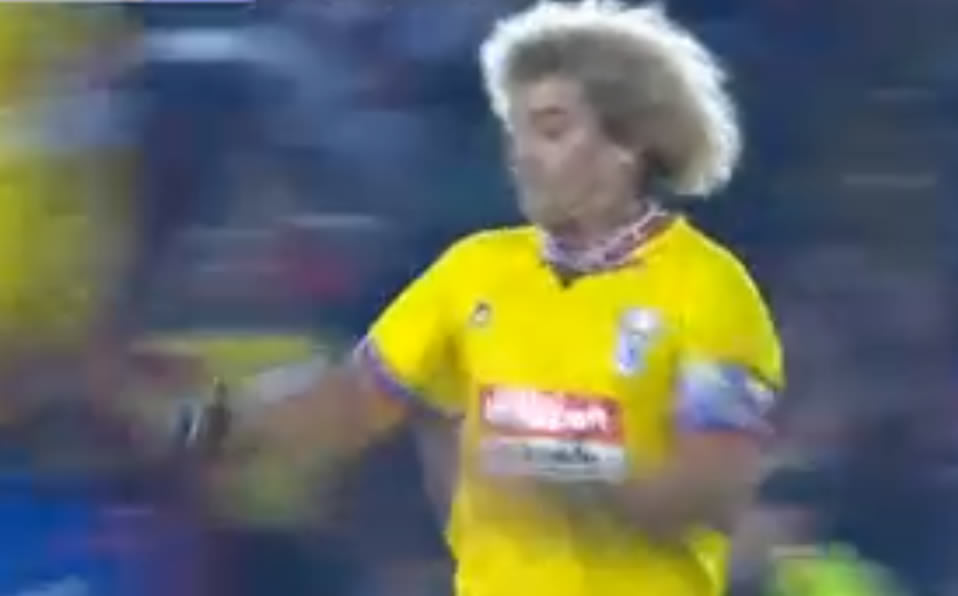 El Pibe Valderrama, en el momento en que comete la falta. Foto: Screen @Marathonbet_es