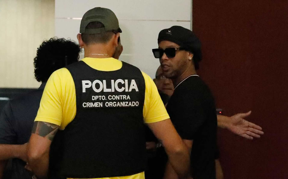 Ronaldinho en las oficinas de la policía en Paraguay. (AP)