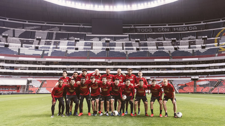Afición de Atlanta ayuda a aficionada del América en silla de ruedas (FOTO: Twitter)