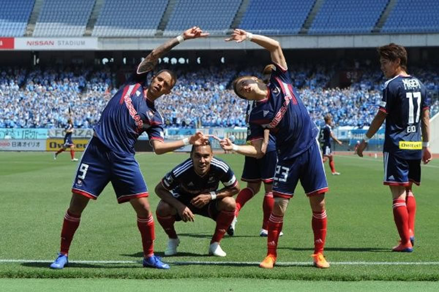 En el balompié japonés también han rendido honor al Goku, aquí Marcos Junior y Teruhito Nakagawa del Yokohama en su festejo.