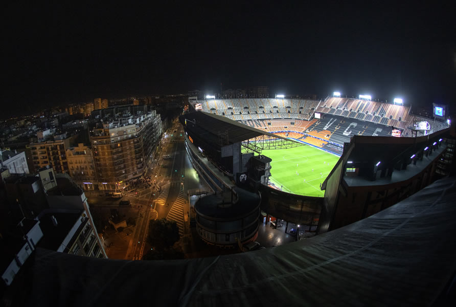 El Valencia vs Atalanta se jugó a puerta cerrada y las calles alrededor del inmueble estuvieron vacías. FOTO: AP.