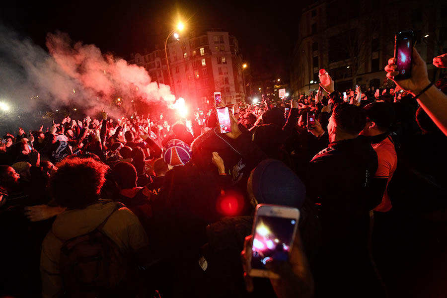 Los francés se mostraron despreocupados por el virus. FOTO: AP