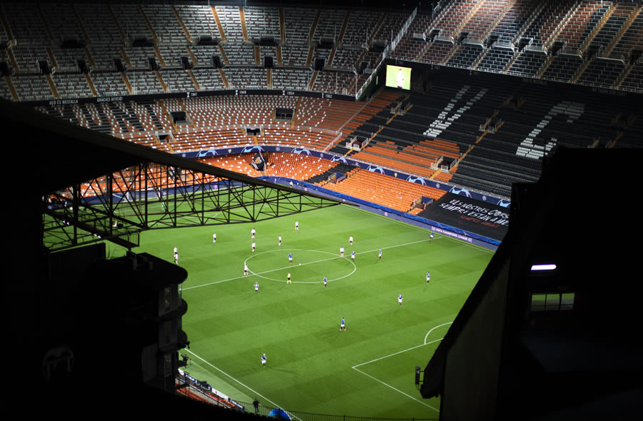 El Valencia vs Atalanta se jugó a puerta cerrada y las calles alrededor del inmueble estuvieron vacías. FOTO: AP.