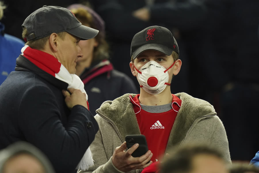 Los aficionados del Liverpool acudieron al Estadio de Anfield con cubrebocas. FOTO: AP