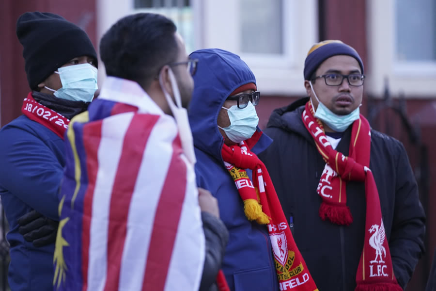 Los aficionados se mostraron precavidos ante la pandemia del COVID-19. FOTO: AP