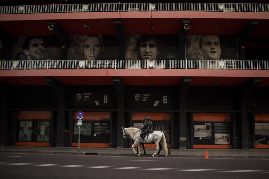 Como si se tratara de un pueblo fantasma, así es como lucía el Estadio de Mestalla por fuera. FOTO: AP.