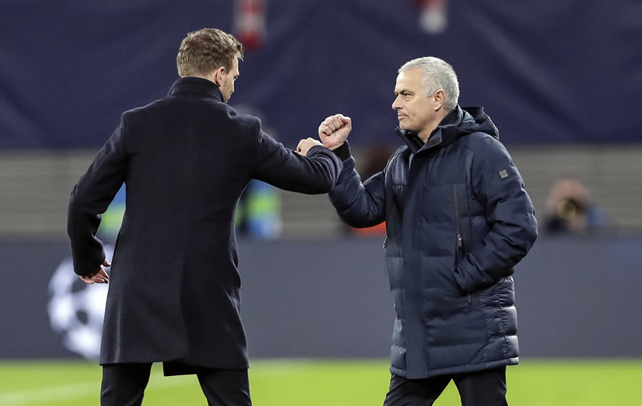 Julian Nagelsmann y José Mourinho evitaron saludarse de mano a manera de prevención. FOTO: AP