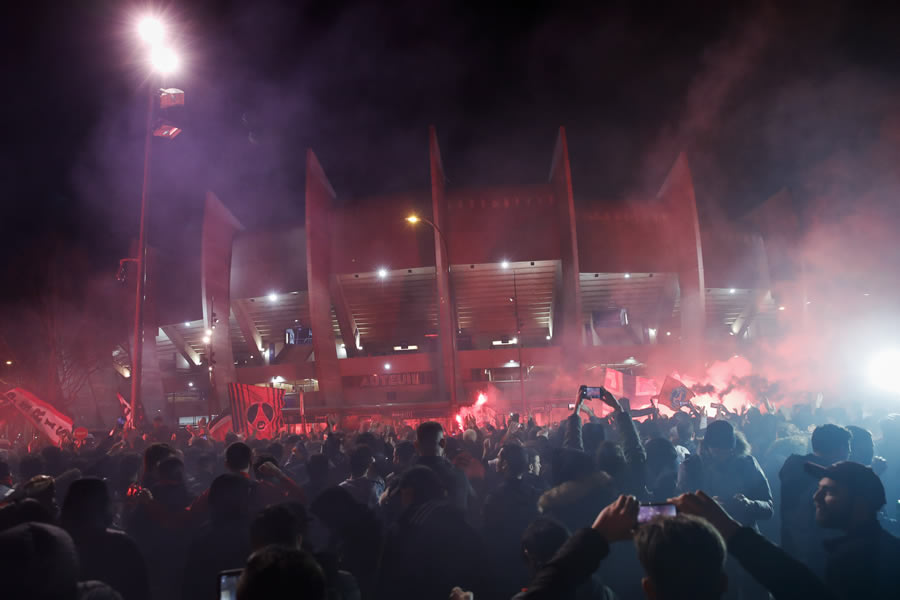 Los aficionados del PSG hicieron caso omiso a los protocolos de seguridad y acudieron a las afueras del Parque de los Príncipes. FOTO: AP