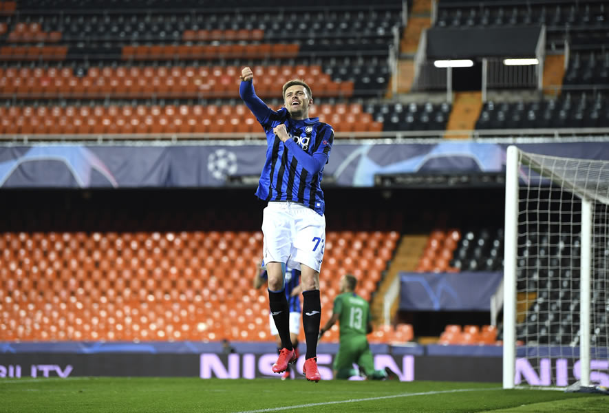 Josip Iličić festejó ante un estadio vacío. FOTO: AP