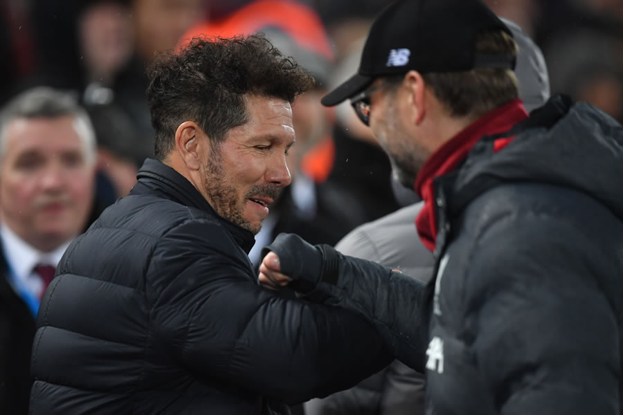 El Cholo y Klopp se saludaron chocando los brazos. FOTO: AFP.