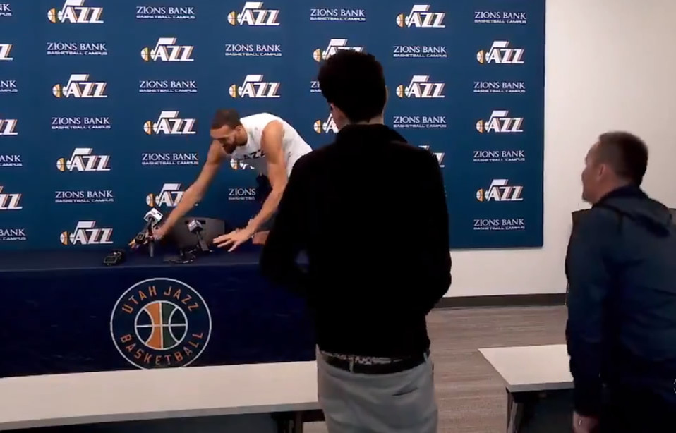 Rudy Gobert posible portador de Covid-19 tocó micrófonos de reporteros