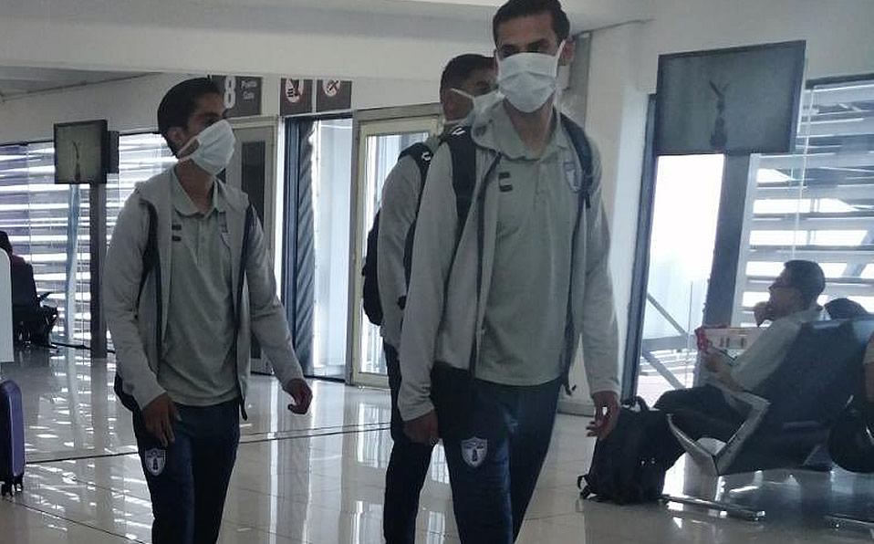 Erick Aguirre y Raúl López lucen tapabocas en el viaje de Pachuca a Tijuana. (@Tuzos)