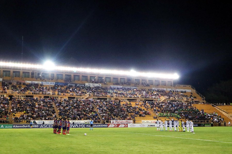 Los futbolistas de Alebrijes y Atlante permanecieron abrazados. FOTO: Imago7.