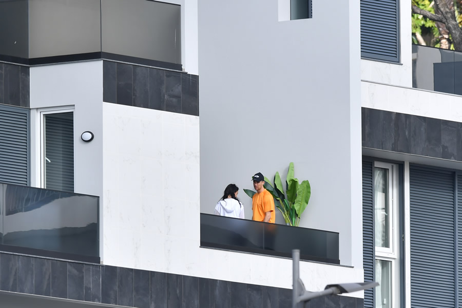 Cristiano Ronaldo junto a su pareja, Georgina Rodríguez. (Foto: AFP)