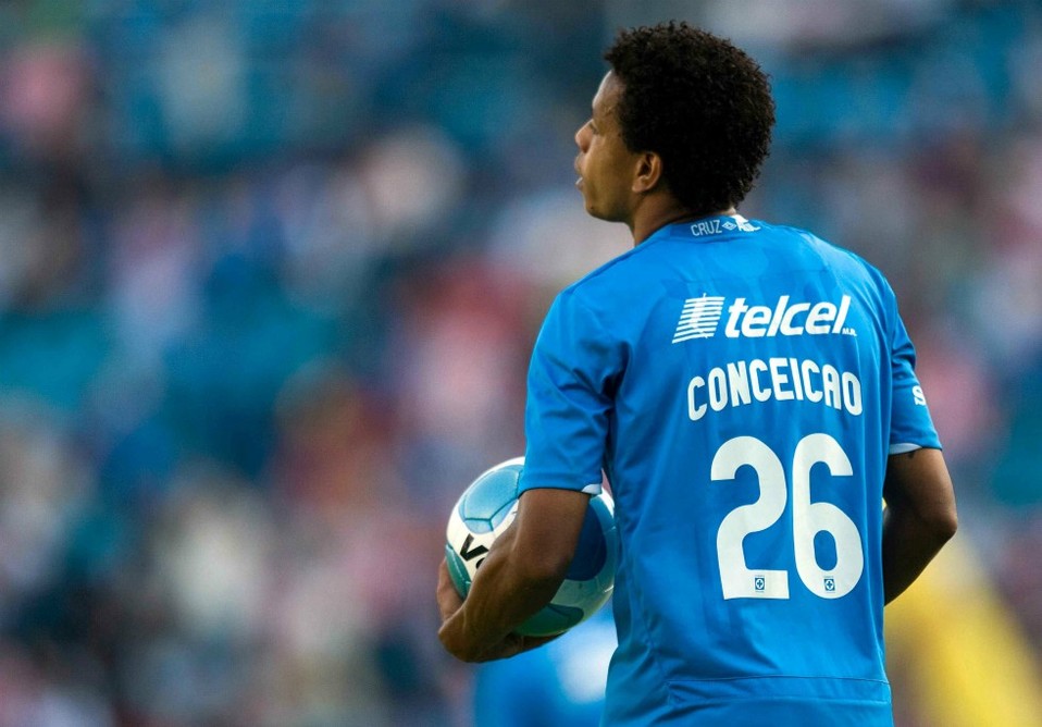 Defensa | Edcarlos Conceicao | En sólo seis meses, el zaguero se ganó la etiqueta de ser uno de los peores jugadores en la historia del Cruz Azul.