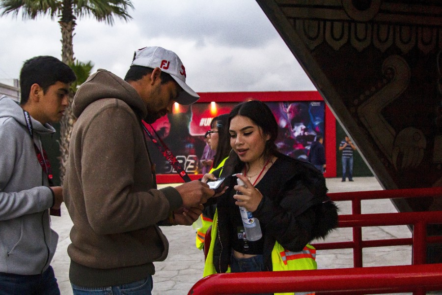 En los accesos del Estadio Caliente se repartió gel antibacterial. FOTO: Mexsport.