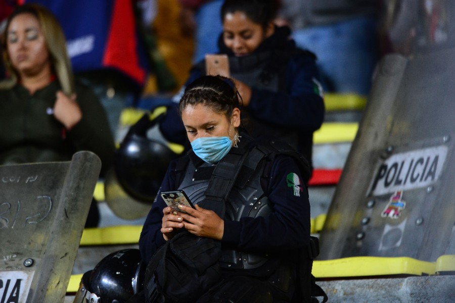 La policía que se dio cita en el Estadio Morelos se cubrió con cubrebocas. FOTO: Mexsport.