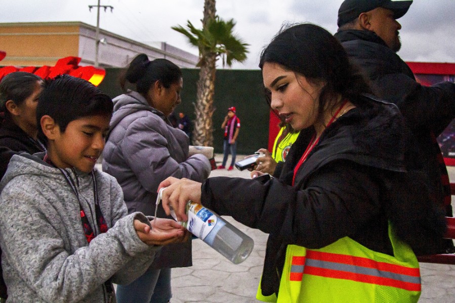 En los accesos del Estadio Caliente se repartió gel antibacterial. FOTO: Mexsport.