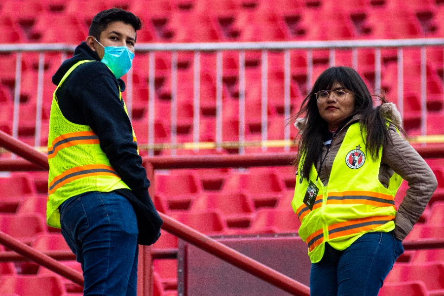 La seguridad de la casa de Xolos se protegió con cubrebocas. FOTO: Mexsport.