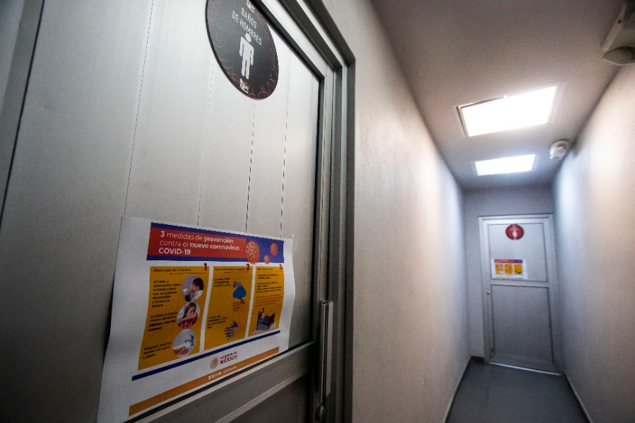 En las puertas de los baños se dieron indicaciones del lavado de manos. FOTO: Imago7.