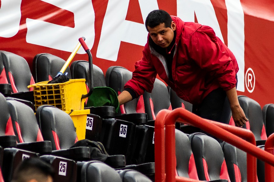 A las butacas del Estadio Caliente se le dio limpieza previo al partido. FOTO: Imago7.
