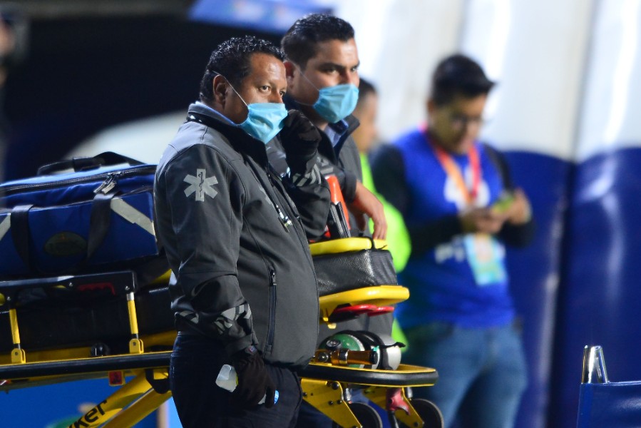 Los encargados de las camillas para lesionados estuvieron protegidos con cubrebocas. FOTO: Mexsport.