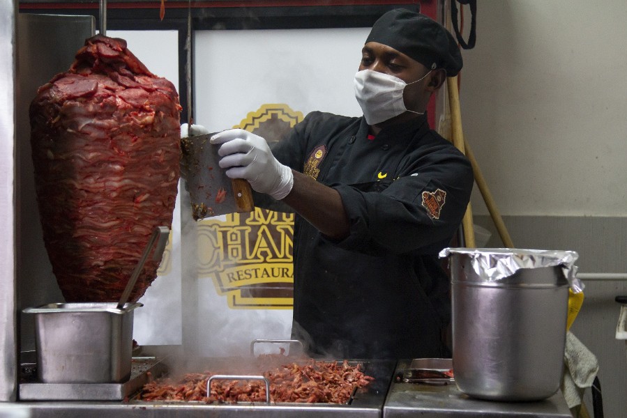 La gente de alimentos del Estadio Caliente también se protegió. FOTO: Mexsport.