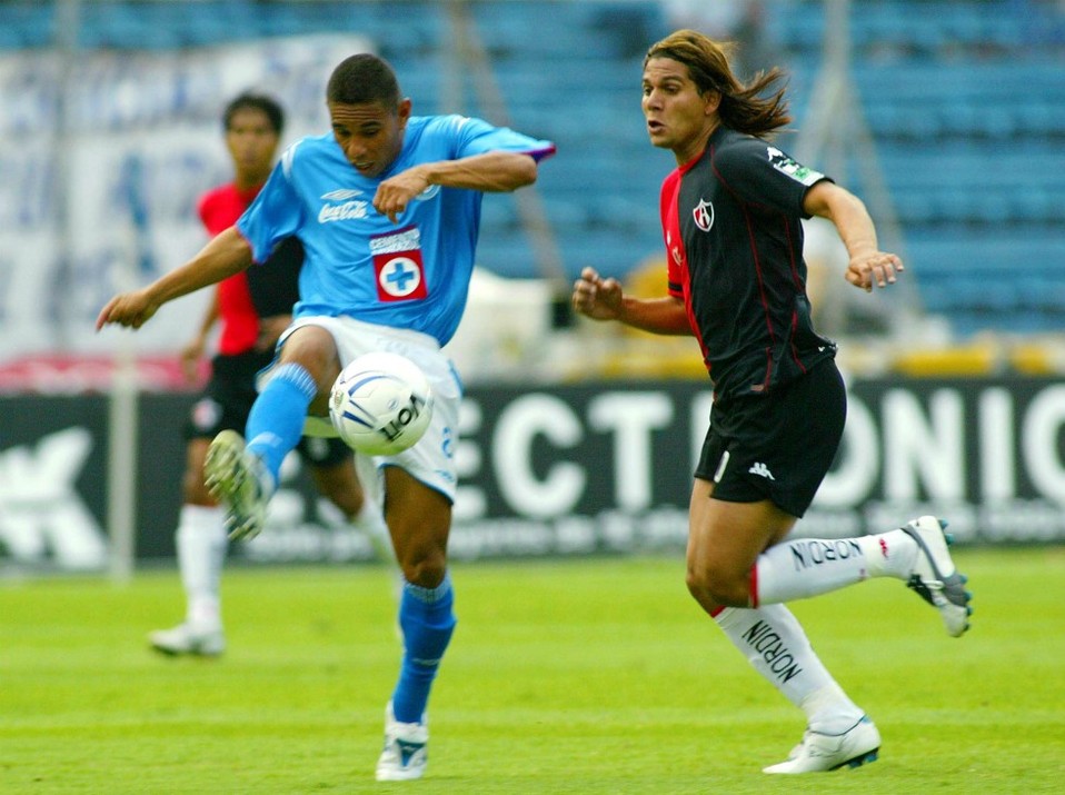 Mediocampista| Danilo Vergne | Además de ser considerado como uno de los peores fichajes del Cruz Azul, repitió dicho rendimiento con Atlas.