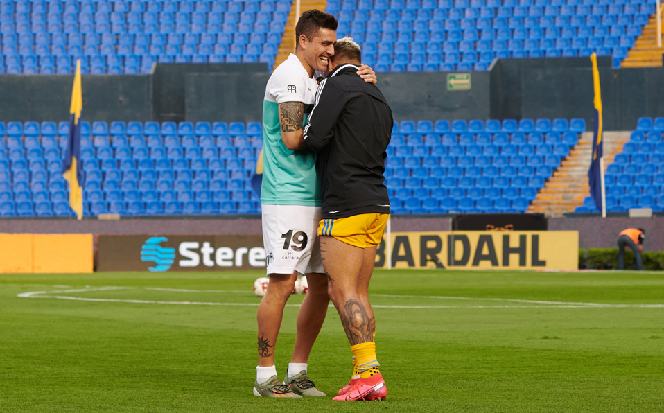 Abrazo entre jugadores de Bravos y Tigres. (Foto: Mexsport)