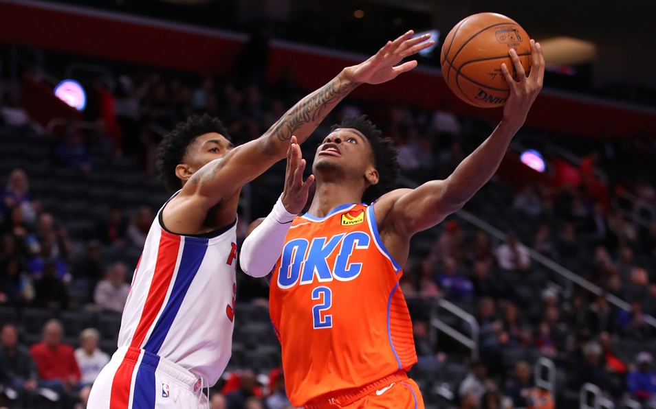 Christian Wood de los Detroit Pistons frente a Shai Gilgeous-Alexander del Oklahoma City Thunder. (Foto: AFP)