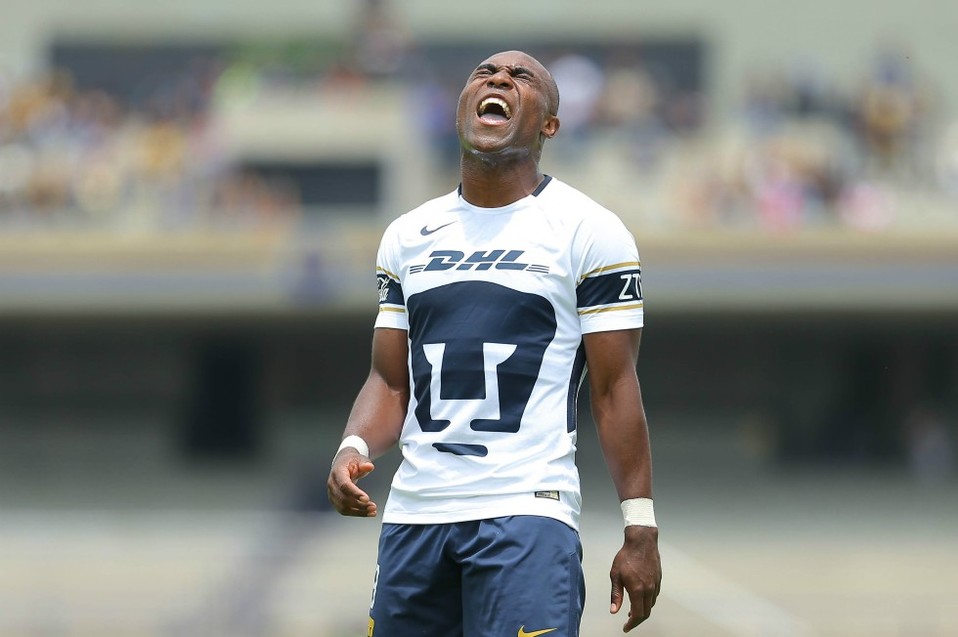 Delantero | Joffré Guerrón | El ecuatoriano venía de fracasar en Cruz Azul; con el Club Universidad sólo recibió abucheos.