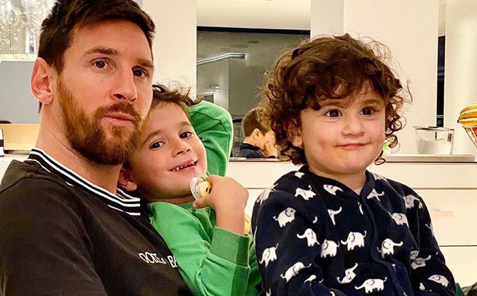 Messi acompañado de sus dos hijos. (Leomessi)