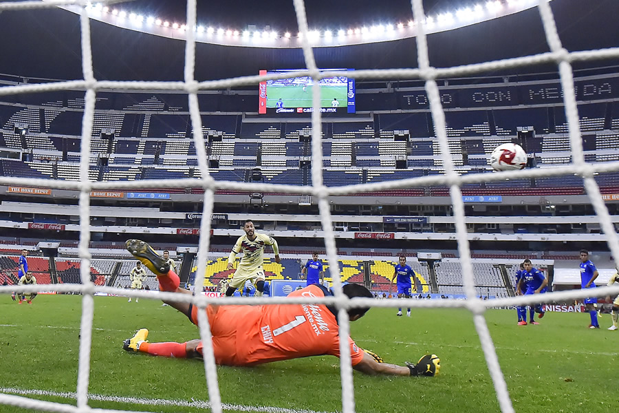 Jesús Corona recostó a su derecha para evitar el gol de Emanuel Aguilera. (Foto: Imago7)