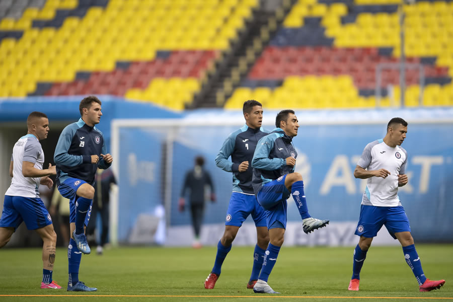 Los jugadores celestes calientan previo al duelo ante las Águilas. FOTO: Mexsport.