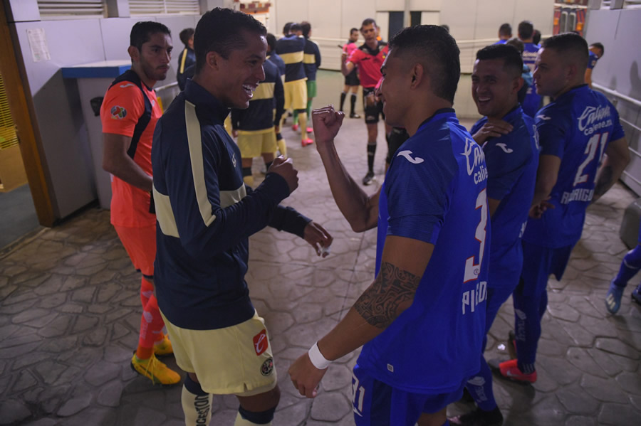 Los jugadores chocaron sus puños como medida cautelar. (Foto: Imago7)