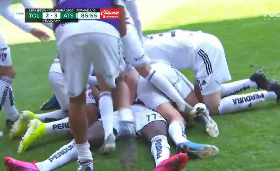 Le patean los genitales a Mauricio Cuero en festejo de gol del Atlas
