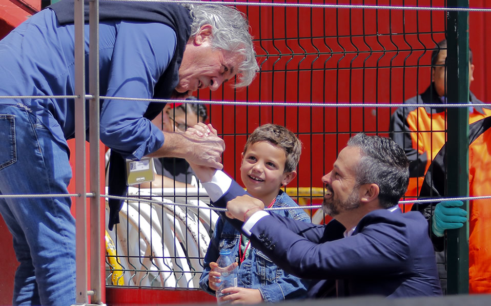 Rafael Puente padre e hijo se felicitan en la Bombonera de Toluca tras la victoria del Atlas. (Imago7)