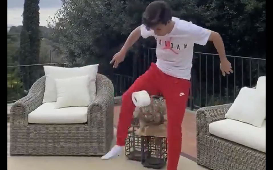 Riqui Puig jugando haciendo trucos de futbol con un rollo de papel. (@FCBarcelona)