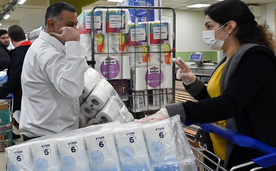 Supermercados y almacenes reportan agotados los suministros de papel higiénico. (AFP)