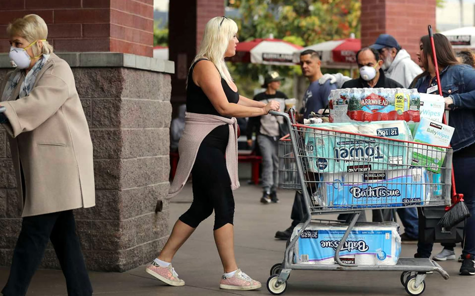 En Estados Unidos, las tiendas han puesto un límite a los paquetes de papel higiénico que una persona puede adquirir. (AFP)
