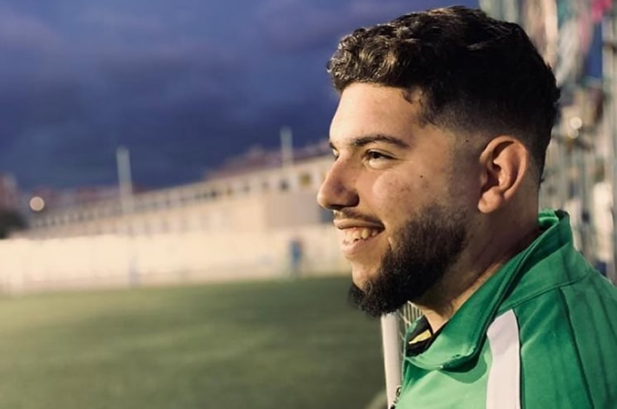 Francisco García, un joven entrenador de infantiles en Malaga, fue diagnosticado hace unos días con Covid-19 (FOTO: Facebook)