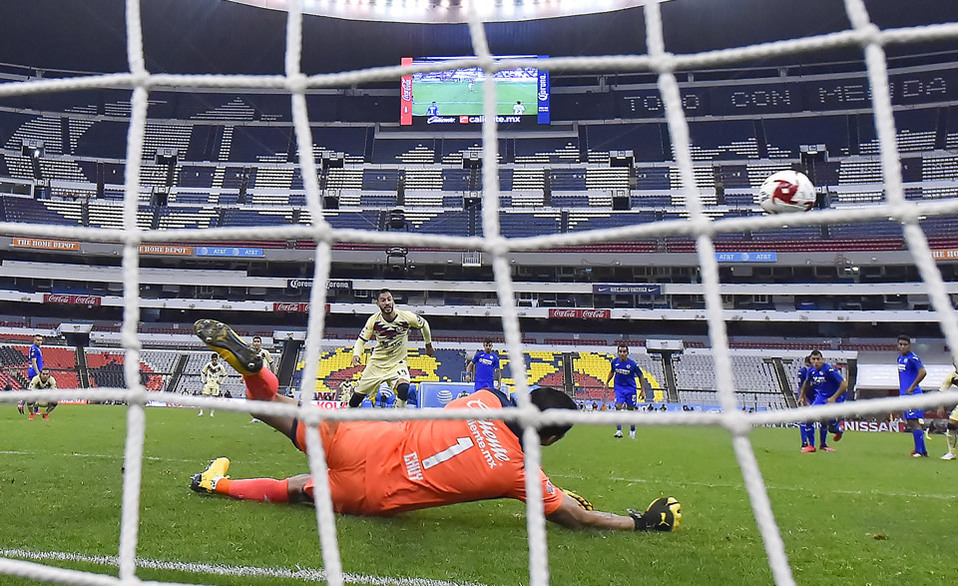 Jesús Corona atajó el penal en la última jugada del América vs Cruz Azul (FOTO: Imago7)