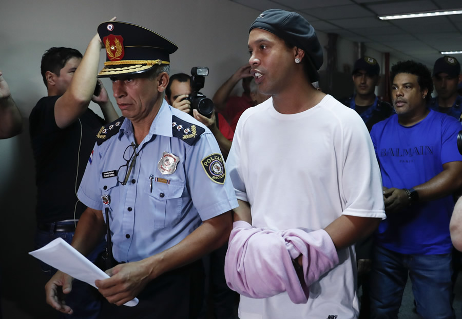 Ronaldinho permanece detenido desde el 4 de marzo. (Foto: AP)
