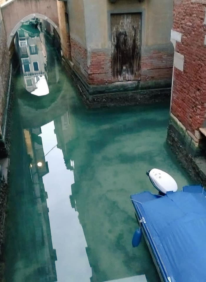 Desde hace dos semanas las calles lucen desiertas y las aguas de los canales más cristalinas.