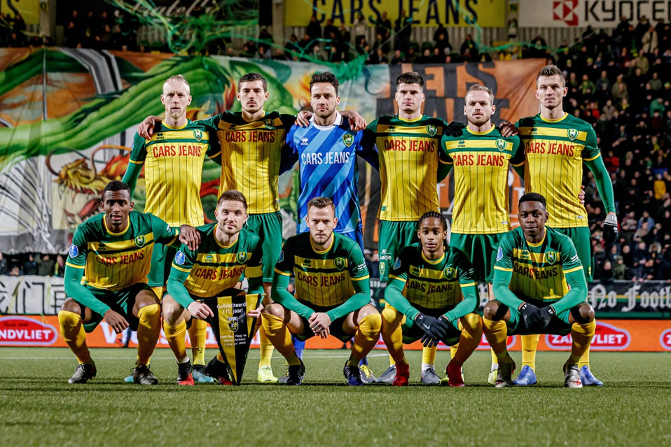 Holanda: Den Haag, club que ganó su único título de la Liga de Holanda en 1943, sería uno de los dos clubes que perdería su lugar en la Eredivisie.