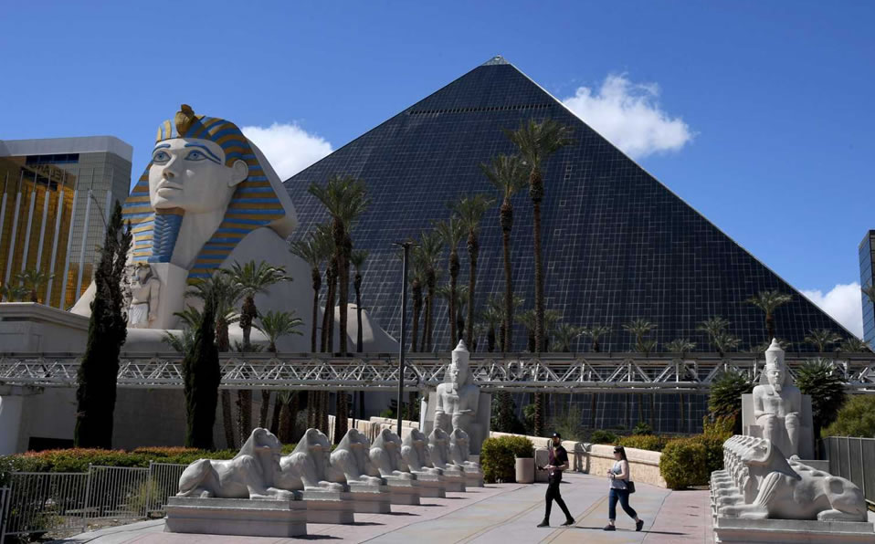 El hotel Luxor de Las Vegas es uno de los más famosos y que cerrará sus casinos. (AFP)