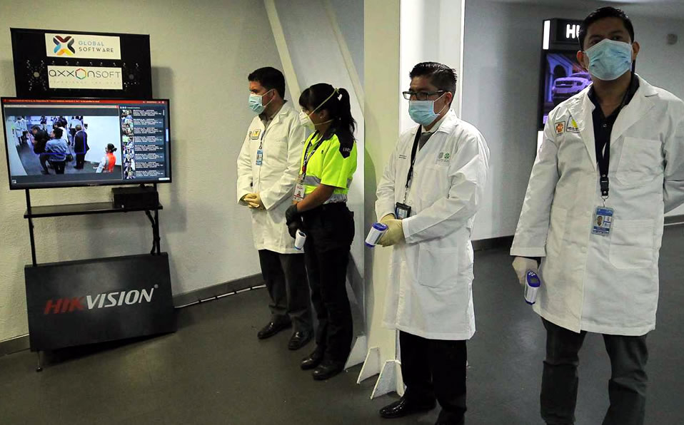 Personal de Salud en el Aeropuerto Internacional de la CDMX para detectar posibles casos de COVID-19. (Notimex)